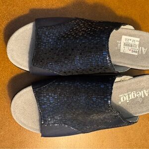 Alegria Black/Blue Textured Slide Sandals, size 9